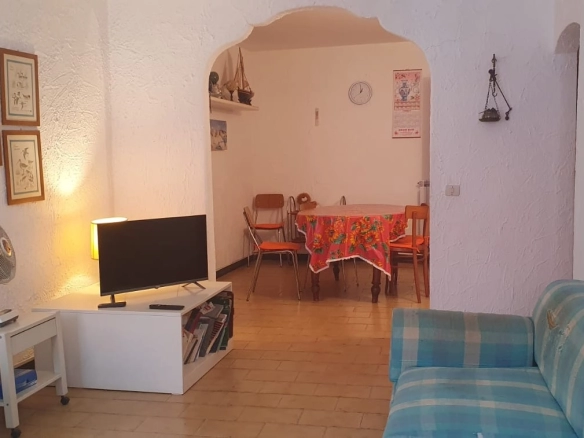 Ampio bilocale con box – Centro storico Celle Ligure